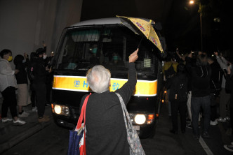 法院外大批支持者包围囚车声援及送别黄之锋等被判囚三名前香港众志成员。