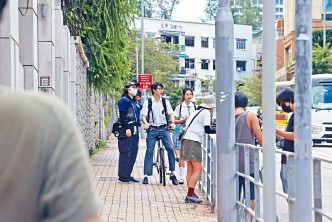 游游和林正峰以校服Look上阵，完全无违和感。