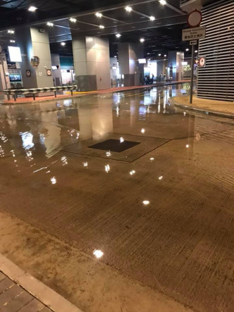 元朗巴士站頓時變成池塘。網民‎Kerry Chui‎ 突發事故報料區圖片