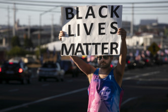 街头示威活动中，民众喊著「黑人的命也是命」。AP图片