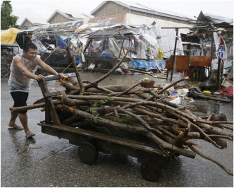 颱風過後市面一片狼藉。AP
