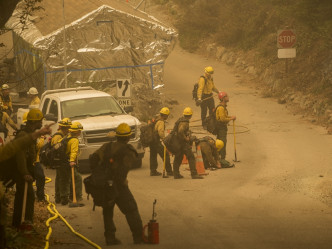 當局出動近1.5萬消防員撲救28場山火。AP