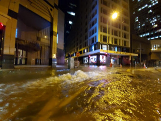 德辅道中马路被水淹没。蔡楚辉摄
