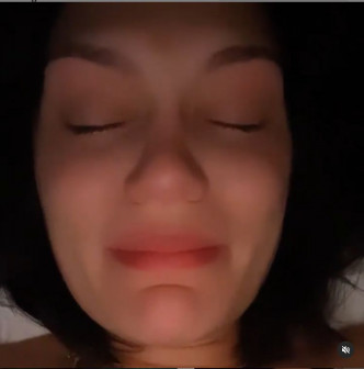 Jessie在短片中邊喊邊唱，又表示不想放棄唱歌。