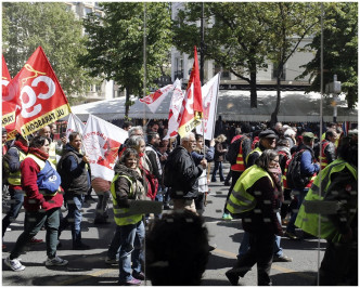 单是在首都巴黎有大约2600人示威。