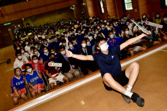 葉姵延(前)今日造訪中華基金中學，跟過百名師生分享做運動員的樂趣。梁柏琛攝