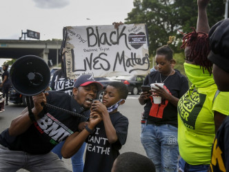 美国反警暴和反种族主义示威持续。AP