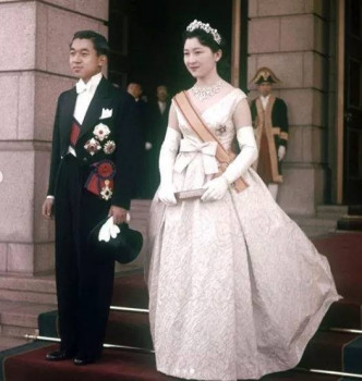 上皇后美智子以中禮服當作婚紗。（網上圖片）
