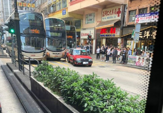 弥敦道巴士与的士相撞。Alex Wong‎ 图片