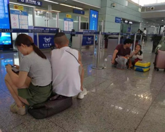 大批旅客在机场等候。网图