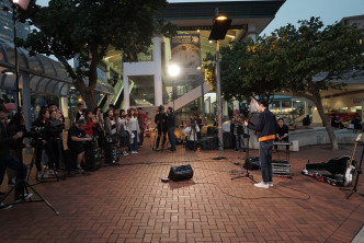 方大同在中环初次Busking反应太踊跃。