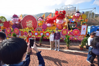 新春花車駛至林村許願廣場，展出至本月19日。