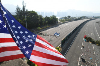 二號橋插有美國旗。