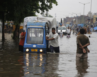 洪水和山泥倾泻导致多地交通瘫痪。AP