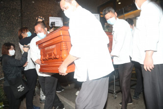 靈柩由工作人員推出靈堂，家屬為達哥選了西式棺木。