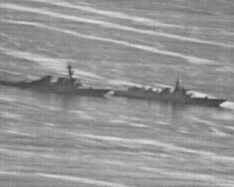由美国海军所发布的照片显示，美中两舰相距几乎相接。网图