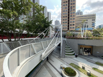 建築署在公園增設多條樓梯及一條行人吊橋，接駁區內現有行人天橋網絡。