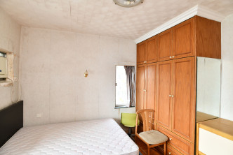 主人套房採淺色裝潢，且採光度高，一室亮麗舒適。