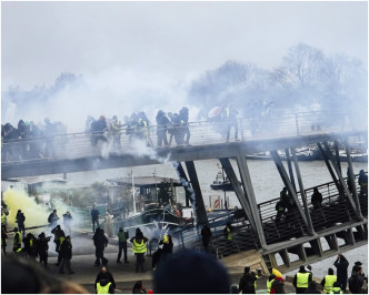 巴黎有政府建築物遇襲受損。AP
