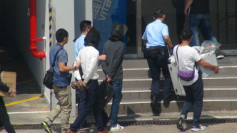 兩名疑犯押到尖沙咀警署繼續調查。