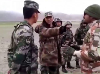 新疆军区边防营营长祁发宝（中），甘肃人，优秀基层主官，荣立二等功一次三等功5次。