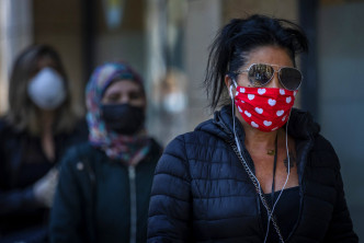 西班牙民衆戴口罩防疫。AP