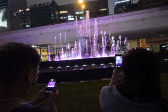 觀塘海濱音樂噴泉重開有市民觀看匯演。