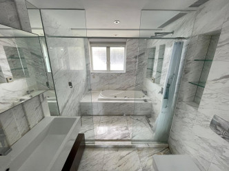 浴室以云石打造，并设有大镜柜及浴缸等。