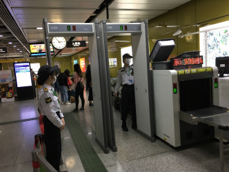 乘客进出广州地铁需要接受安检，网上图片