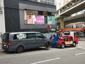 警方拖走多車。警方圖片