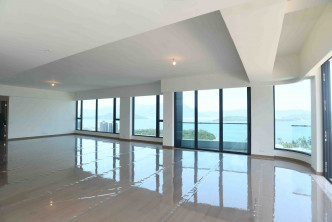 3座22楼A室的大厅设有一列落地窗户，尽览壮阔海景。