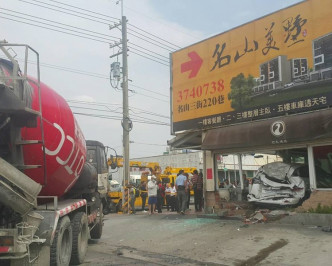 私家車車尾被撞至變形。網圖