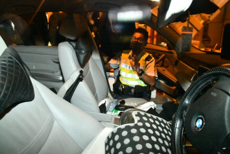 警员在司机位旁边「手枕」位置亦搜出大量毒品。