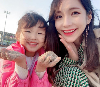 Jiwon不时分享与女儿的生活照片。(网图)