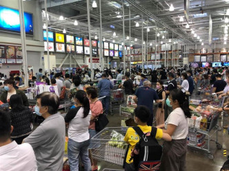 台湾民众担心疫情抢购物资。Facebook群组Costco好市多商品经验老实说图片