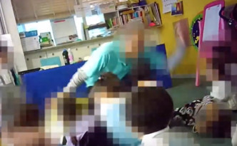 一名加拿大籍男教師涉嫌虐待幼童，被另一名男職員拍下。 網上圖片
