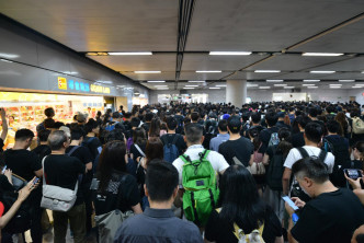 香港站往中環站正實施人潮管制