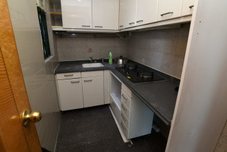 厨房装有上、下层厨柜，收纳空间充足。