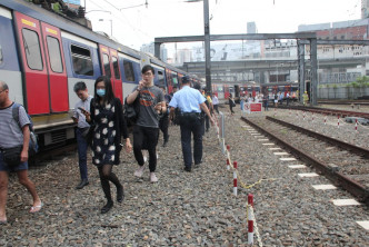 乘客落車逃生。