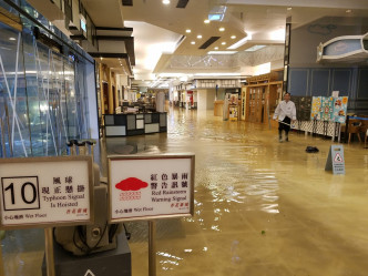 杏花邨商場水浸。