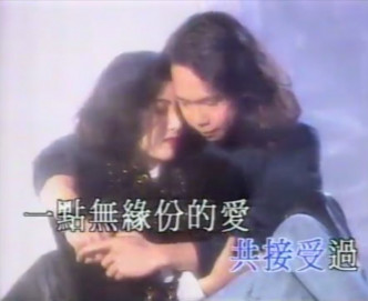 93年与邓建明合唱歌曲《爱上你是我一生的错》是乐迷的集体回忆。（网上图片）