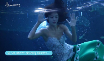 全智贤在《蓝海传说》的中，不时在水中演戏。