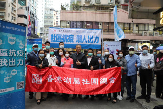 香港潮属社团总会与「全港社区抗疫连线」合作，在九龙派发口罩。