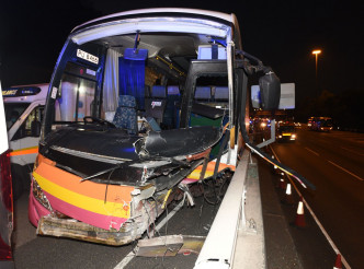 国泰一辆接载员工的穿梭巴，在青衣与的士相撞，造成6人死亡。资料图片