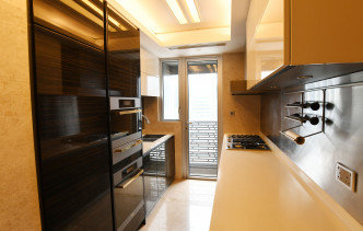 厨房设有各式家电及大型工作桌，并外连工作平台。