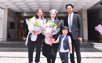 杜德伟一家三口到高等法院祝贺五妹。