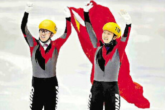 楊揚（左）與取得銅牌的王春露賽後帶著國旗繞場一周。資料圖片