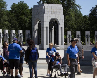 第二次世界大戰紀念碑一向是遊客熱點。AP