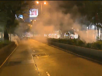 警方在栢麗大道施放催淚煙。無線新聞截圖