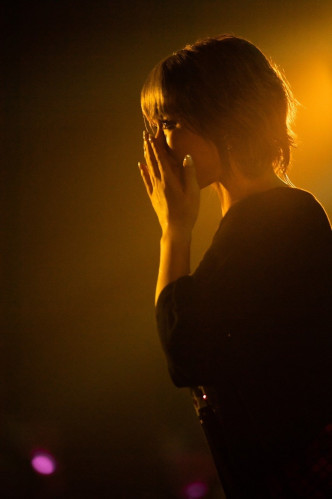 滨崎步在个唱上一时感触落泪。